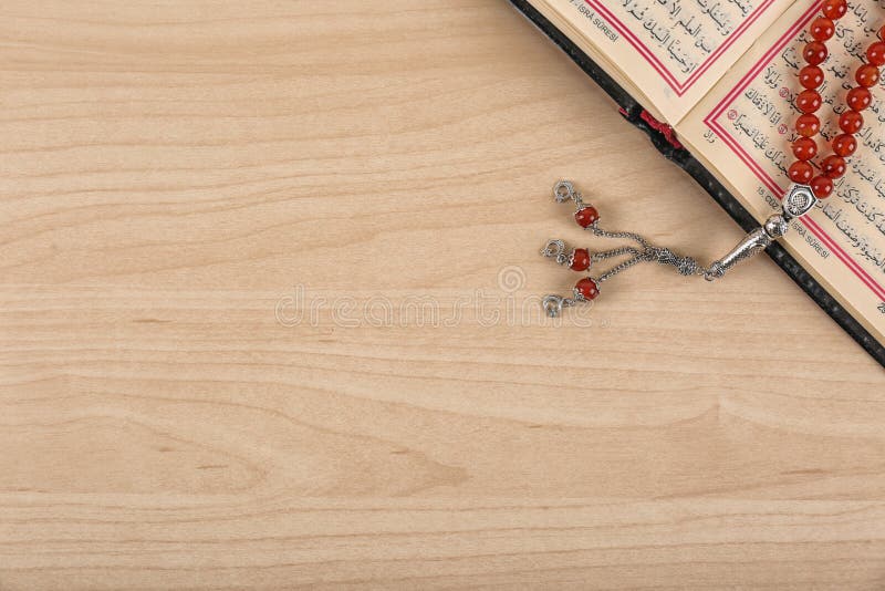Μουσουλμανικές χάντρες, Quran και διάστημα προσευχής για το κείμενο στο ξύλινο υπόβαθρο στοκ φωτογραφίες